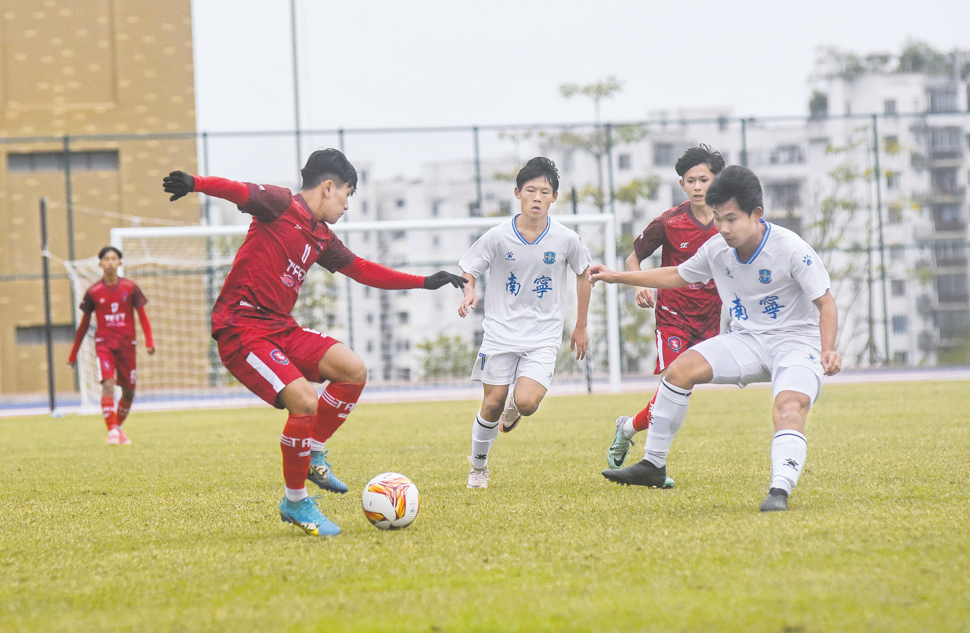 澳亚国际公司官网-足球强队进行激烈的角逐比赛