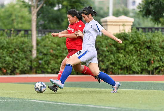 澳亚国际最新网址-足球场上女性运动员的激情对决令人振奋的简单介绍